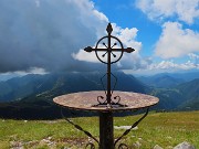 60 Dall'altare di Capanna 2000 nuvoloni sulle cime  